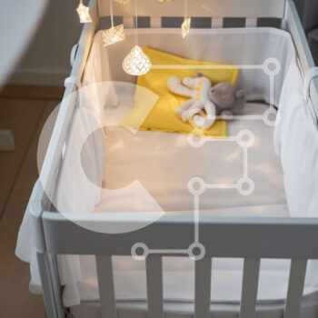 Intra Συλλεκτικό Ξύλινο Παζλ Plywood  4mm - Βρεφική κούνια με λευκό στρώμα και κίτρινη κουβέρτα Σε Ξύλινο Κουτί - Διαστάσεις Puzzle: 10x10 cm – 25 κομμάτια - Image 1