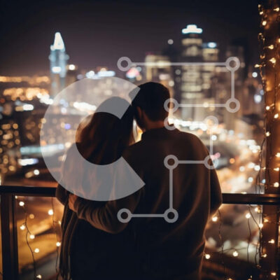 Intra Συλλεκτικό Ξύλινο Παζλ Plywood  4mm - Ζευγάρι αγκαλιάζεται και απολαμβάνει τη θέα στην πόλη τη νύχτα Σε Ξύλινο Κουτί - Διαστάσεις Puzzle: 10x10 cm – 25 κομμάτια - Image 1