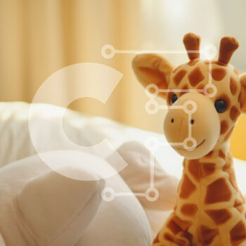 Intra Συλλεκτικό Ξύλινο Παζλ Plywood  4mm - Γεμιστή καμηλοπάρδαλη και ελέφαντας στο κρεβάτι Σε Ξύλινο Κουτί - Διαστάσεις Puzzle: 10x10 cm – 25 κομμάτια - Image 1