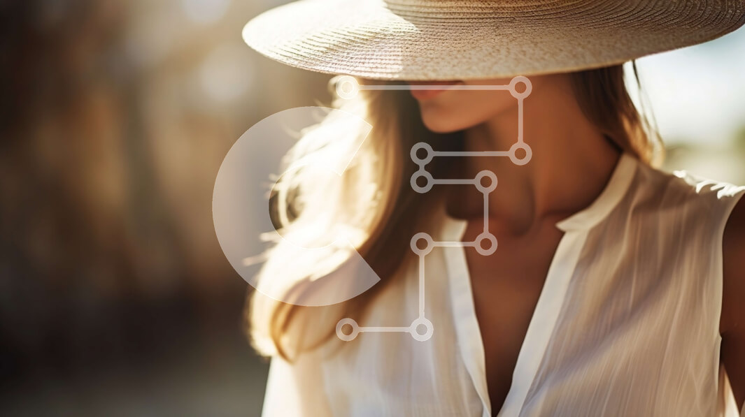 Intra Συλλεκτικό Ξύλινο Παζλ Plywood  4mm - Γυναίκα με λευκό πουκάμισο και ψάθινο καπέλο κοιτάζοντας την απόσταση Σε Ξύλινο Κουτί - Διαστάσεις Puzzle: 10x10 cm – 25 κομμάτια