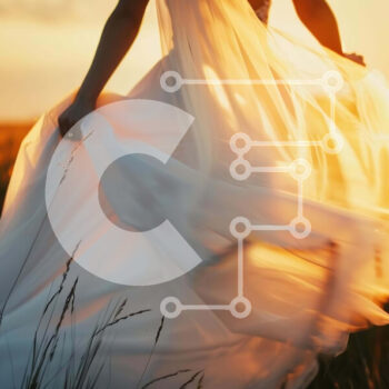 Intra Συλλεκτικό Ξύλινο Παζλ Plywood  4mm - Κομψή γυναίκα με λευκό φόρεμα που περπατά σε ένα χορτάρι στο ηλιοβασίλεμα Σε Ξύλινο Κουτί - Διαστάσεις Puzzle: 10x10 cm – 25 κομμάτια - Image 1