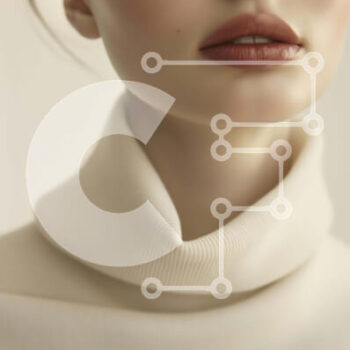 Intra Συλλεκτικό Ξύλινο Παζλ Plywood  4mm - Νεαρή γυναίκα με κομψό λευκό πουλόβερ με ζιβάγκο Σε Ξύλινο Κουτί - Διαστάσεις Puzzle: 10x10 cm – 25 κομμάτια - Image 1