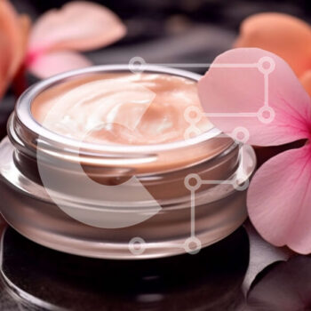 Intra Συλλεκτικό Ξύλινο Παζλ Plywood  4mm - Γυάλινο βάζο με λευκή κρέμα με ροζ λουλούδι σε μαύρο φόντο Σε Ξύλινο Κουτί - Διαστάσεις Puzzle: 10x10 cm – 25 κομμάτια - Image 1