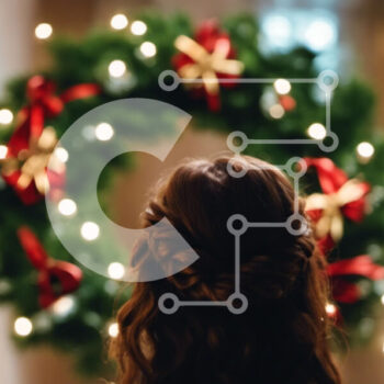 Intra Συλλεκτικό Ξύλινο Παζλ Plywood  4mm - Γυναίκα που απολαμβάνει την εορταστική ατμόσφαιρα με ένα περίτεχνο στεφάνι Σε Ξύλινο Κουτί - Διαστάσεις Puzzle: 10x10 cm – 25 κομμάτια - Image 1