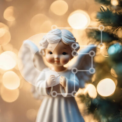 Intra Συλλεκτικό Ξύλινο Παζλ Plywood  4mm - Λευκό ειδώλιο αγγέλου μπροστά από ένα διακοσμημένο χριστουγεννιάτικο δέντρο Σε Ξύλινο Κουτί - Διαστάσεις: 10x10 cm – 25 κομμάτια - Image 1