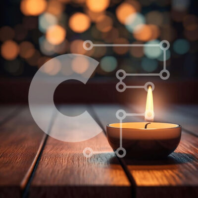 Intra Συλλεκτικό Ξύλινο Παζλ Plywood 4mm - Αναμμένο κερί σε ξύλινο τραπέζι με φώτα γύρω Σε Ξύλινο Κουτί - Διαστάσεις Puzzle: 10x10 cm – 25 κομμάτια - Image 1