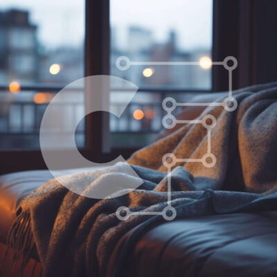 Intra Συλλεκτικό Ξύλινο Παζλ Plywood  4mm - Άνετος καναπές με κουβέρτα δίπλα στο παράθυρο το βράδυ Σε Ξύλινο Κουτί - Διαστάσεις Puzzle: 10x10 cm – 25 κομμάτια - Image 1