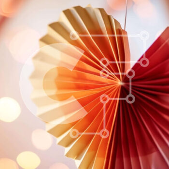 Intra Συλλεκτικό Ξύλινο Παζλ Plywood  4mm - Χάρτινο φανάρι σε σχήμα καρδιάς σε χρώματα κόκκινο, πορτοκαλί και κίτρινο Σε Ξύλινο Κουτί - Διαστάσεις Puzzle: 10x10 cm – 25 κομμάτια - Image 1