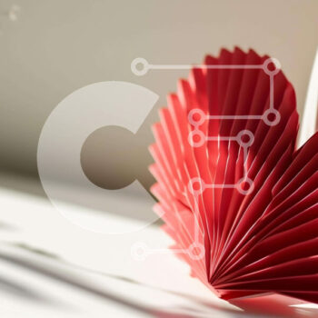 Intra Συλλεκτικό Ξύλινο Παζλ Plywood  4mm - Γλυπτό Origami με κόκκινη καρδιά σε λευκό βάζο με λουλούδια Σε Ξύλινο Κουτί - Διαστάσεις Puzzle: 10x10 cm – 25 κομμάτια - Image 1