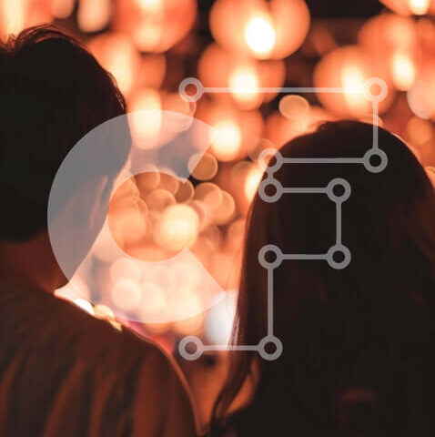 Intra Συλλεκτικό Ξύλινο Παζλ Plywood 4mm - Ρομαντικό ζευγάρι σε φωτισμένο χώρο Σε Ξύλινο Κουτί - Διαστάσεις Puzzle: 10x10 cm – 25 κομμάτια - Image 1