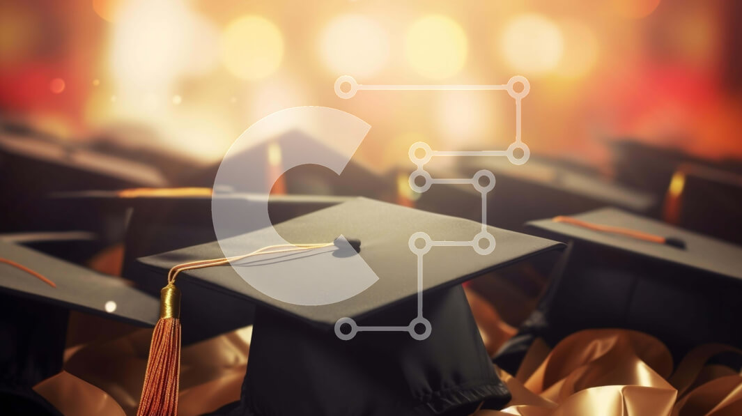 Intra Συλλεκτικό Ξύλινο Παζλ Plywood  4mm - Γιορτάζουμε την αποφοίτηση με στοίβα από μαύρα καπέλα και χρυσές φούντες Σε Ξύλινο Κουτί - Διαστάσεις Puzzle: 10x10 cm – 25 κομμάτια