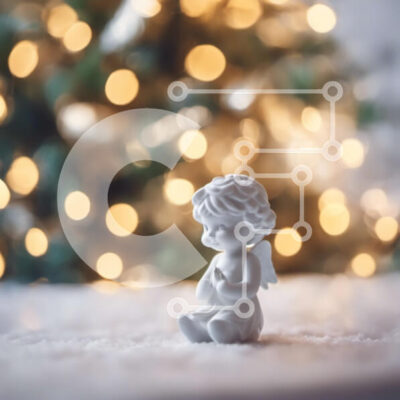 Intra Συλλεκτικό Ξύλινο Παζλ Plywood 4mm - Χριστουγεννιάτικο ειδώλιο αγγέλου μπροστά από το χριστουγεννιάτικο δέντρο Σε Ξύλινο Κουτί - Διαστάσεις: 10x10 cm – 25 κομμάτια - Image 1