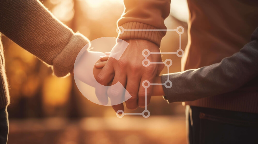 Intra Συλλεκτικό Ξύλινο Παζλ Plywood  4mm - Ζευγάρι που κρατά τα χέρια στο ηλιοβασίλεμα Σε Ξύλινο Κουτί - Διαστάσεις Puzzle: 10x10 cm – 25 κομμάτια