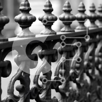 Intra Συλλεκτικό Ξύλινο Παζλ Plywood  4mm - Περίπλοκος φράκτης από σφυρήλατο σίδερο στο πεζοδρόμιο μπροστά από κτίρια Σε Ξύλινο Κουτί - Διαστάσεις Puzzle: 10x10 cm – 25 κομμάτια - Image 1