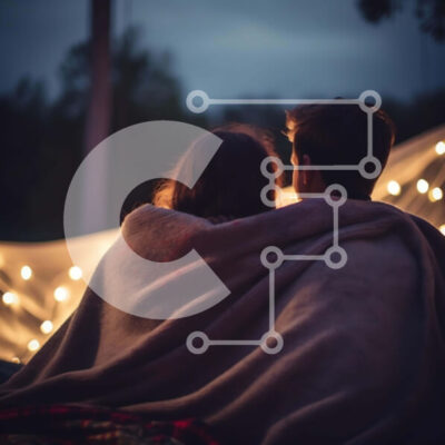 Intra Συλλεκτικό Ξύλινο Παζλ Plywood  4mm - Ζευγάρι που απολαμβάνει μια βραδιά κάτω από τα φώτα χορδών Σε Ξύλινο Κουτί - Διαστάσεις Puzzle: 10x10 cm – 25 κομμάτια - Image 1