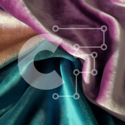 Intra Συλλεκτικό Ξύλινο Παζλ Plywood  4mm - Κοντινό πλάνο πολυτελούς βελούδινης κουρτίνας με μοτίβο Paisley σε αποχρώσεις του μωβ και του μπλε Σε Ξύλινο Κουτί - Διαστάσεις Puzzle: 10x10 cm – 25 κομμάτια - Image 1