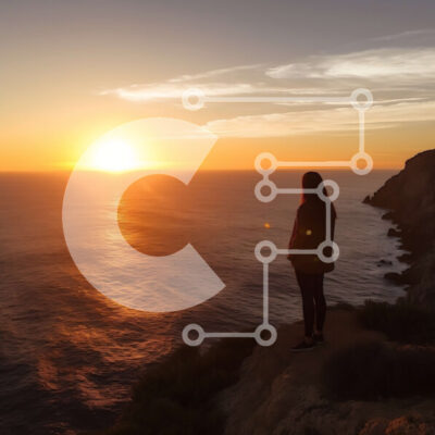 Intra Συλλεκτικό Ξύλινο Παζλ Plywood  4mm - Εκπληκτική θέα στο ηλιοβασίλεμα μιας γυναίκας σε έναν βράχο Σε Ξύλινο Κουτί - Διαστάσεις: 10x10 cm – 25 κομμάτια - Image 1