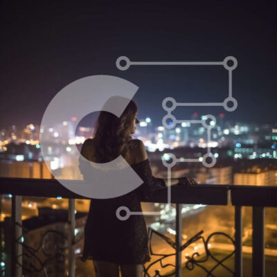 Intra Συλλεκτικό Ξύλινο Παζλ Plywood  4mm - Εκπληκτική θέα της πόλης τη νύχτα από το μπαλκόνι με τη γυναίκα με το μαύρο φόρεμα Σε Ξύλινο Κουτί - Διαστάσεις Puzzle: 10x10 cm – 25 κομμάτια - Image 1