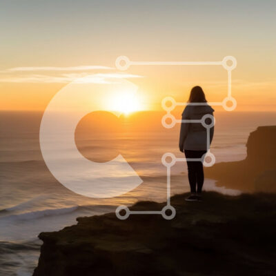 Intra Συλλεκτικό Ξύλινο Παζλ Plywood  4mm - Εκπληκτική θέα στο ηλιοβασίλεμα μιας γυναίκας που στέκεται σε έναν γκρεμό με θέα στον ωκεανό Σε Ξύλινο Κουτί - Διαστάσεις: 10x10 cm – 25 κομμάτια - Image 1