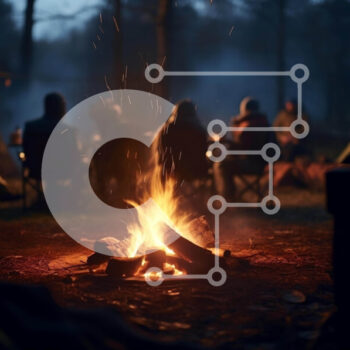 Intra Συλλεκτικό Ξύλινο Παζλ Plywood  4mm - Ομάδα ανθρώπων που κάθονται γύρω από μια φωτιά στο δάσος Σε Ξύλινο Κουτί - Διαστάσεις Puzzle: 10x10 cm – 25 κομμάτια - Image 1