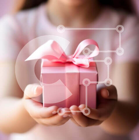 Intra Συλλεκτικό Ξύλινο Παζλ Plywood 4mm - Νεαρό κορίτσι που κρατά ανοιχτό ροζ κουτί δώρου Σε Ξύλινο Κουτί - Διαστάσεις Puzzle: 10x10 cm – 25 κομμάτια - Image 1