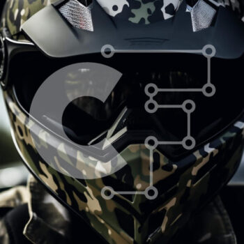 Intra Συλλεκτικό Ξύλινο Παζλ Plywood  4mm - Πρόσωπο με ρούχα καμουφλάζ με μοτοσικλέτες στο παρασκήνιο Σε Ξύλινο Κουτί - Διαστάσεις Puzzle: 10x10 cm – 25 κομμάτια - Image 1