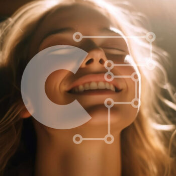 Intra Συλλεκτικό Ξύλινο Παζλ Plywood  4mm - Όμορφη χαμογελαστή γυναίκα με γυαλιά ηλίου που κοιτάζει ψηλά προς τον ήλιο Σε Ξύλινο Κουτί - Διαστάσεις Puzzle: 10x10 cm – 25 κομμάτια - Image 1