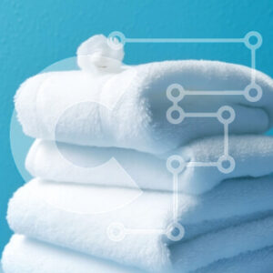 Intra Συλλεκτικό Ξύλινο Παζλ Plywood  4mm - Καθαρή και καθαρή φωτογραφία μιας στοίβας λευκών πετσετών σε μια μπλε επιφάνεια Σε Ξύλινο Κουτί - Διαστάσεις: 10x10 cm – 25 κομμάτια