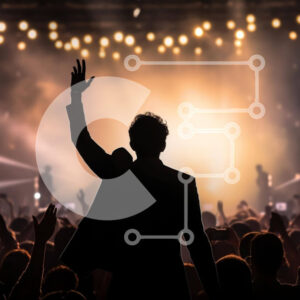 Intra Συλλεκτικό Ξύλινο Παζλ Plywood  4mm - Άνθρωπος ζητωκραυγάζει σε μια νυχτερινή συναυλία με έντονα φώτα Σε Ξύλινο Κουτί - Διαστάσεις Puzzle: 10x10 cm – 25 κομμάτια