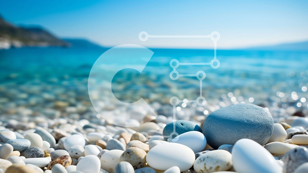 Intra Συλλεκτικό Ξύλινο Παζλ Plywood  4mm - Εκπληκτική εικόνα μιας παραλίας με βότσαλα με καταγάλανα νερά Σε Ξύλινο Κουτί - Διαστάσεις: 10x10 cm – 25 κομμάτια