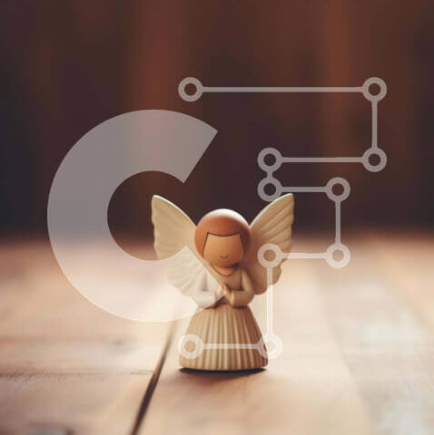 Intra Συλλεκτικό Ξύλινο Παζλ Plywood 4mm - Ξύλινο ειδώλιο αγγέλου στο παλιό τραπέζι Σε Ξύλινο Κουτί - Διαστάσεις: 10x10 cm – 25 κομμάτια - Image 1