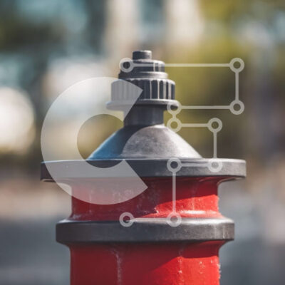 Intra Συλλεκτικό Ξύλινο Παζλ Plywood  4mm - Κόκκινος πυροσβεστικός κρουνός σε δρόμο με κτίρια Σε Ξύλινο Κουτί - Διαστάσεις Puzzle: 10x10 cm – 25 κομμάτια - Image 1