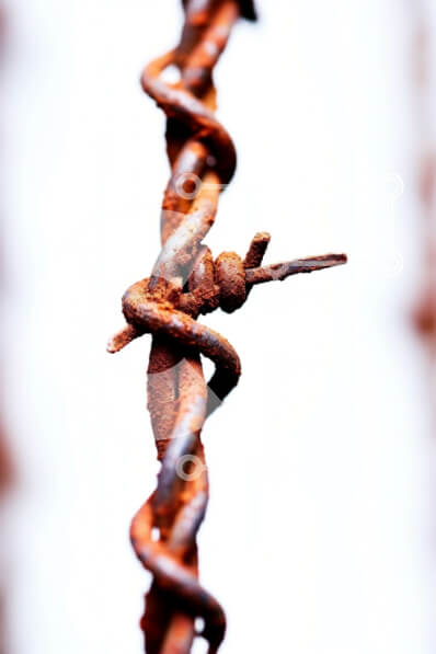 Intra Συλλεκτικό Ξύλινο Παζλ Plywood  4mm - Παλιός και ξεπερασμένος φράχτης από συρματοπλέγματα με αιχμηρές ακίδες Σε Ξύλινο Κουτί - Διαστάσεις Puzzle: 10x10 cm – 25 κομμάτια