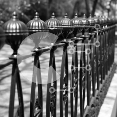 Intra Συλλεκτικό Ξύλινο Παζλ Plywood  4mm - Κομψή ασπρόμαυρη φωτογραφία περίτεχνου φράχτη από σφυρήλατο σίδηρο Σε Ξύλινο Κουτί - Διαστάσεις Puzzle: 10x10 cm – 25 κομμάτια - Image 1