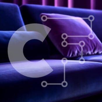 Intra Συλλεκτικό Ξύλινο Παζλ Plywood  4mm - Κομψός και κομψός μωβ βελούδινος καναπές σε ένα σκοτεινό δωμάτιο Σε Ξύλινο Κουτί - Διαστάσεις Puzzle: 10x10 cm – 25 κομμάτια - Image 1