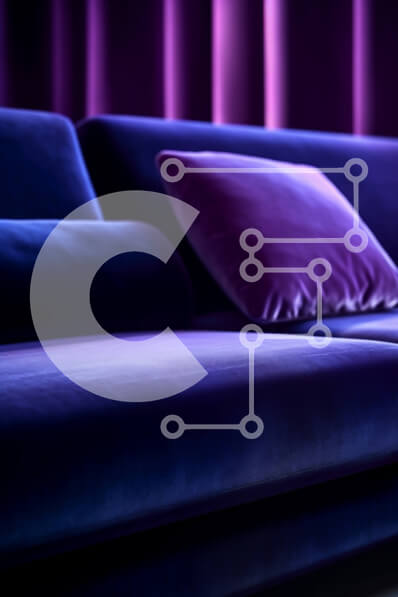 Intra Συλλεκτικό Ξύλινο Παζλ Plywood  4mm - Κομψός και κομψός μωβ βελούδινος καναπές σε ένα σκοτεινό δωμάτιο Σε Ξύλινο Κουτί - Διαστάσεις Puzzle: 10x10 cm – 25 κομμάτια