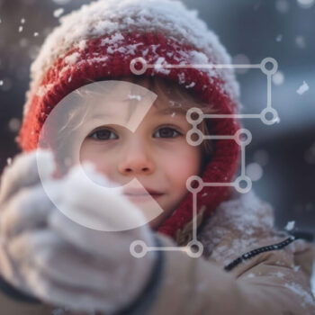 Intra Συλλεκτικό Ξύλινο Παζλ Plywood  4mm - Συγκινημένο παιδί στο χιόνι με κόκκινο χειμερινό καπέλο και γάντια Σε Ξύλινο Κουτί - Διαστάσεις Puzzle: 10x10 cm – 25 κομμάτια - Image 1