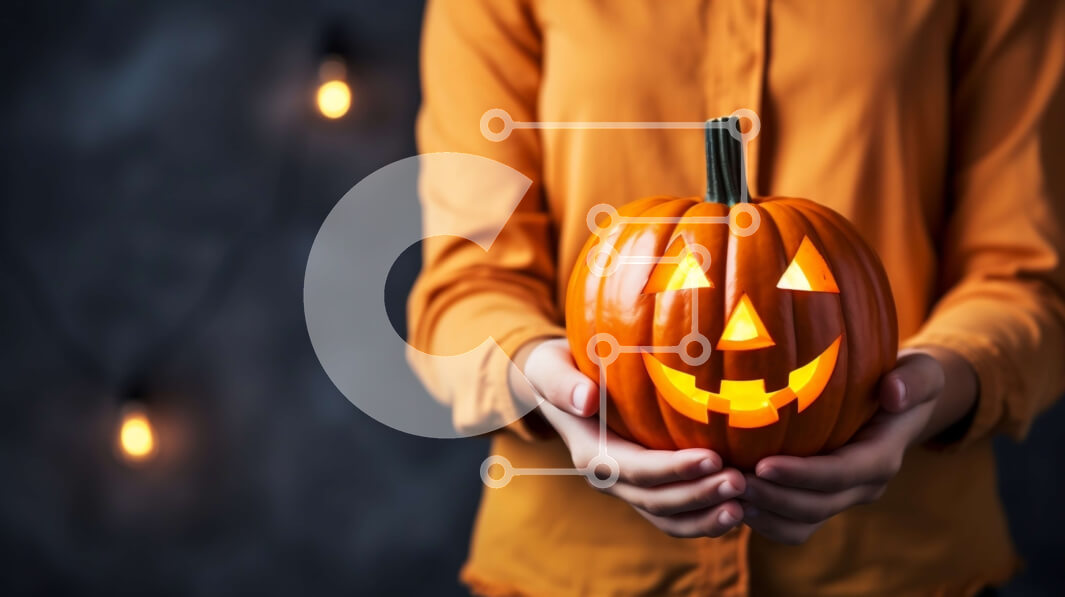 Intra Συλλεκτικό Ξύλινο Παζλ Plywood  4mm - Άτομο που κρατά μια σκαλισμένη κολοκύθα με ένα χαμογελαστό πρόσωπο Σε Ξύλινο Κουτί - Διαστάσεις: 10x10 cm – 25 κομμάτια