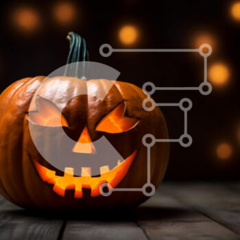 Intra Συλλεκτικό Ξύλινο Παζλ Plywood  4mm - Σκαλιστή και αναμμένη κολοκύθα σε ξύλινο τραπέζι Σε Ξύλινο Κουτί - Διαστάσεις Puzzle: 10x10 cm – 25 κομμάτια - Image 1