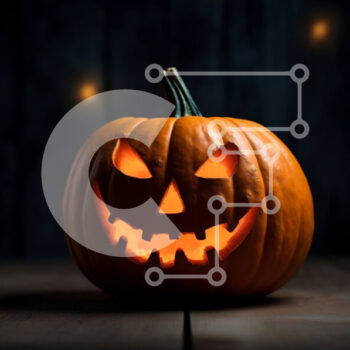 Intra Συλλεκτικό Ξύλινο Παζλ Plywood  4mm - Σκαλιστή και φωτισμένη κολοκύθα σε ξύλινο τραπέζι Σε Ξύλινο Κουτί - Διαστάσεις Puzzle: 10x10 cm – 25 κομμάτια - Image 1