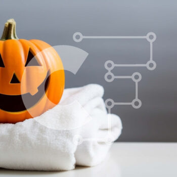 Intra Συλλεκτικό Ξύλινο Παζλ Plywood  4mm - Χαμογελαστή κολοκύθα Jack-o'-lantern σε λευκή επιφάνεια Σε Ξύλινο Κουτί - Διαστάσεις Puzzle: 10x10 cm – 25 κομμάτια - Image 1