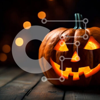 Intra Συλλεκτικό Ξύλινο Παζλ Plywood  4mm - Σκαλιστή και αναμμένη κολοκύθα σε ξύλινο τραπέζι Σε Ξύλινο Κουτί - Διαστάσεις Puzzle: 10x10 cm – 25 κομμάτια - Image 1