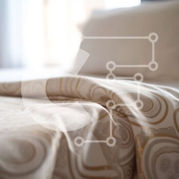 Intra Συλλεκτικό Ξύλινο Παζλ Plywood  4mm - Όμορφη εικόνα ενός καλοφτιαγμένου κρεβατιού με λευκό και χρυσό ανακουφιστή Σε Ξύλινο Κουτί - Διαστάσεις Puzzle: 10x10 cm – 25 κομμάτια - Image 1