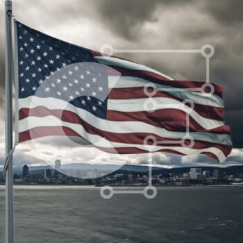 Intra Συλλεκτικό Ξύλινο Παζλ Plywood  4mm - Μεγάλη αμερικανική σημαία που πνέει μπροστά από τον ορίζοντα της πόλης και το νερό Σε Ξύλινο Κουτί - Διαστάσεις Puzzle: 10x10 cm – 25 κομμάτια - Image 1