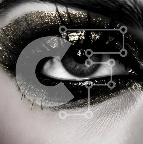 Intra Συλλεκτικό Ξύλινο Παζλ Plywood  4mm - Κοντινό πλάνο γυναικείου ματιού με έντονο μαύρο και χρυσό μακιγιάζ Σε Ξύλινο Κουτί - Διαστάσεις Puzzle: 10x10 cm – 25 κομμάτια - Image 1