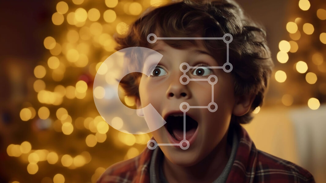 Intra Συλλεκτικό Ξύλινο Παζλ Plywood  4mm - Συγκινημένο αγόρι μπροστά από το χριστουγεννιάτικο δέντρο Σε Ξύλινο Κουτί - Διαστάσεις Puzzle: 10x10 cm – 25 κομμάτια