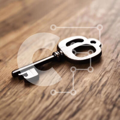 Intra Συλλεκτικό Ξύλινο Παζλ Plywood 4mm - Μυστηριώδες μαύρο κλειδί σε vintage ξύλινο τραπέζι Σε Ξύλινο Κουτί - Διαστάσεις: 10x10 cm – 25 κομμάτια - Image 1