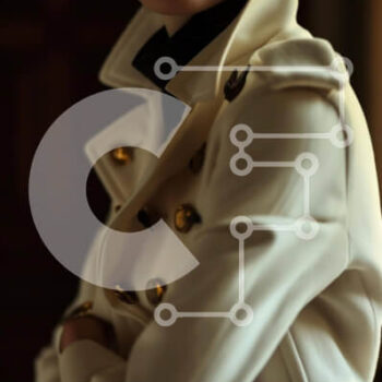 Intra Συλλεκτικό Ξύλινο Παζλ Plywood  4mm - Νεαρή γυναίκα με κομψό λευκό παλτό ποζάρει με σταυρωμένα τα χέρια Σε Ξύλινο Κουτί - Διαστάσεις Puzzle: 10x10 cm – 25 κομμάτια - Image 1