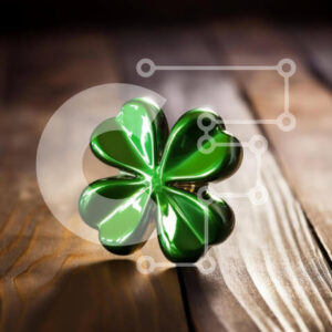 Intra Συλλεκτικό Ξύλινο Παζλ Plywood  4mm - Τετράφυλλο τριφύλλι σε παλιό ξύλινο τραπέζι Σε Ξύλινο Κουτί - Διαστάσεις: 10x10 cm – 25 κομμάτια