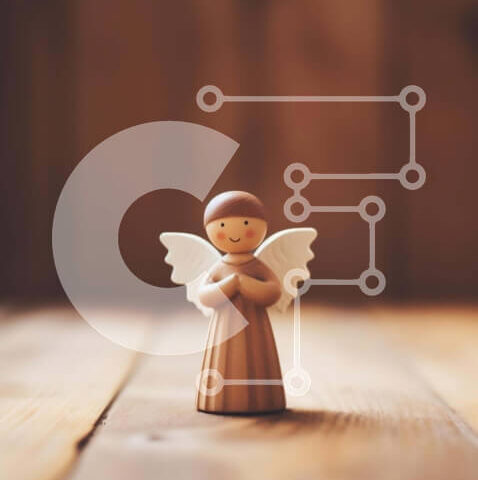 Intra Συλλεκτικό Ξύλινο Παζλ Plywood 4mm - Μικρό ξύλινο ειδώλιο αγγέλου σε ένα τραπέζι Σε Ξύλινο Κουτί - Διαστάσεις Puzzle: 10x10 cm – 25 κομμάτια - Image 1